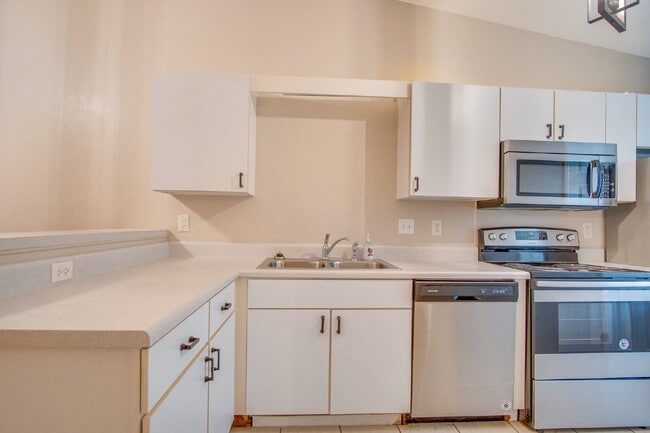 Building Photo - Adorable Updated 2BR Cottage-Style Townhom...