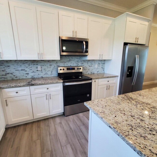 Building Photo - 2161 SE Sunflower St