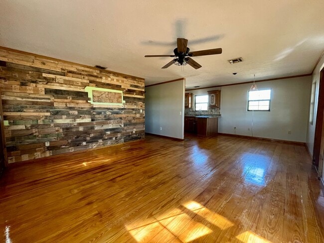 Building Photo - Beautiful Country Home!!