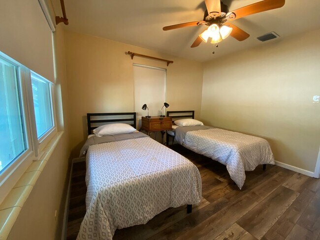 Building Photo - 2/2 single family house with big yard near downtown and beach!