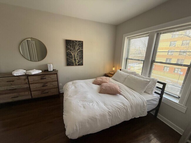 Building Photo - 1359 W Touhy Ave