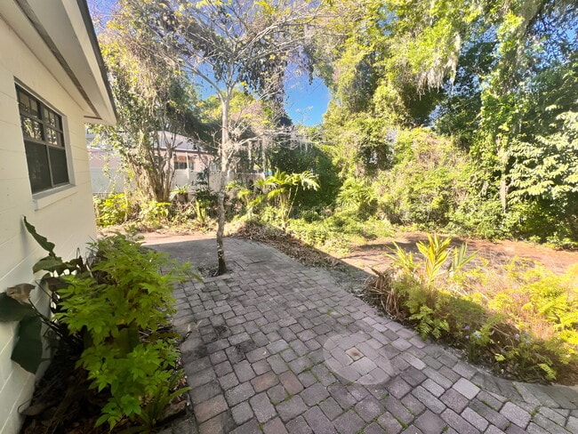 Building Photo - 2011 Howard Dr