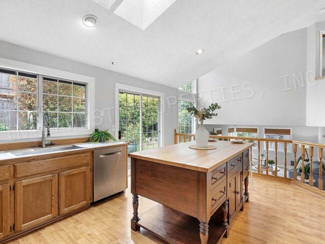 Building Photo - 4+ Bedroom Tigard Home With a Beautiful Vi...