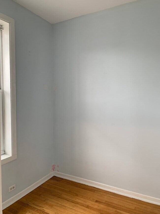 Building Photo - 858 N Ashland Ave