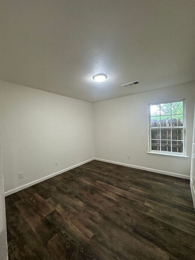 Building Photo - Kinkead Duplex