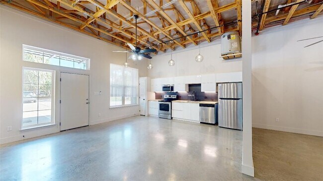 Building Photo - 305 W 27th St