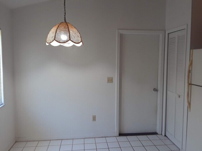 Building Photo - Lovely 3 Bedroom 2 Bathroom HOME!!!