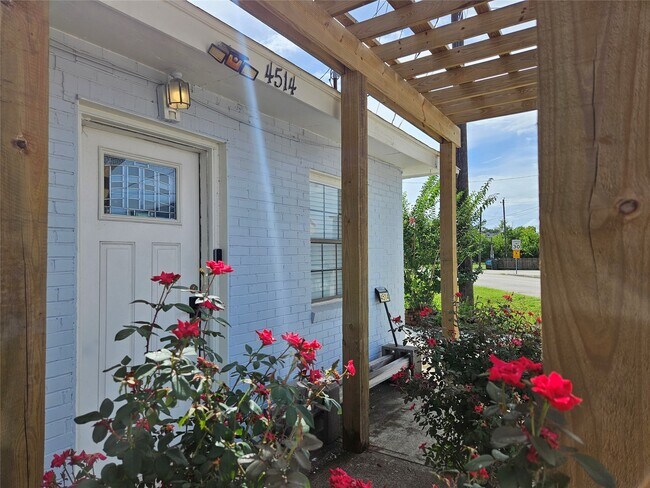 Building Photo - 4514 W Bayshore Dr
