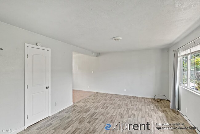 Building Photo - 2 br, 1 bath Triplex - 1466 77th Avenue, O...