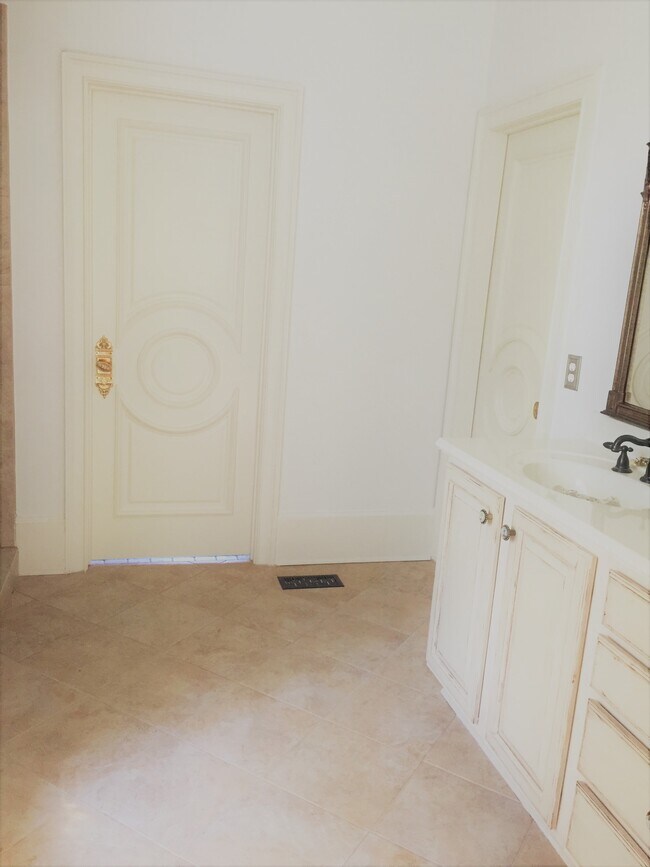 Building Photo - 5000 Wildeoak Trail