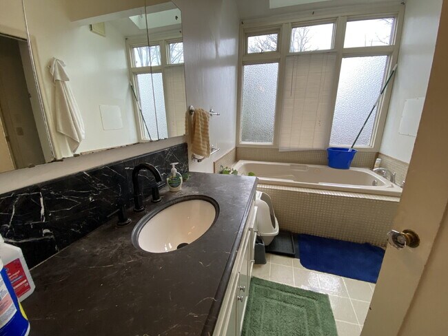 Building Photo - 825 N Garden St