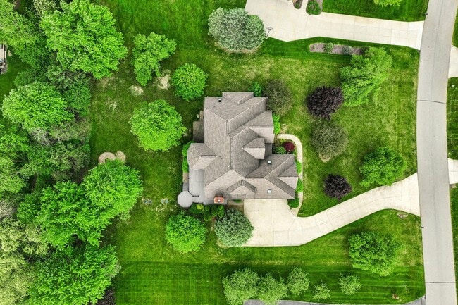 Building Photo - 1819 Brookview Dr