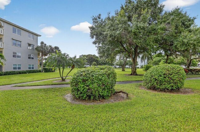 Building Photo - 2901 Victoria Cir