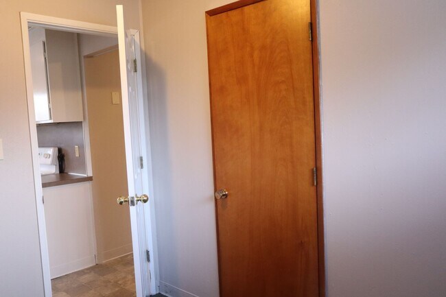 Building Photo - Cozy Single-Family Home for Lease in Brush...