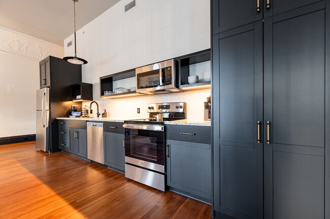 Building Photo - 1011 Canal St