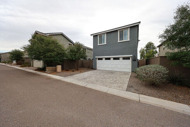 Building Photo - Move In Ready!stunning 3 bedroom, 2.5 bathroom home located in Phoenix!