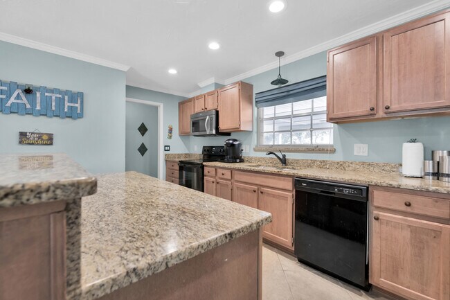 Building Photo - 111 Bayshore Ct NE