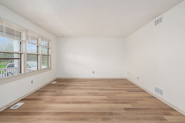 Building Photo - 7450 Richardson Rd