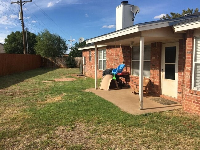 Building Photo - Available JULY 1st! Beautiful clean open concept home!