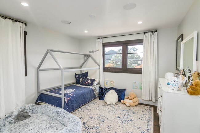 Building Photo - Prime Single Family Home