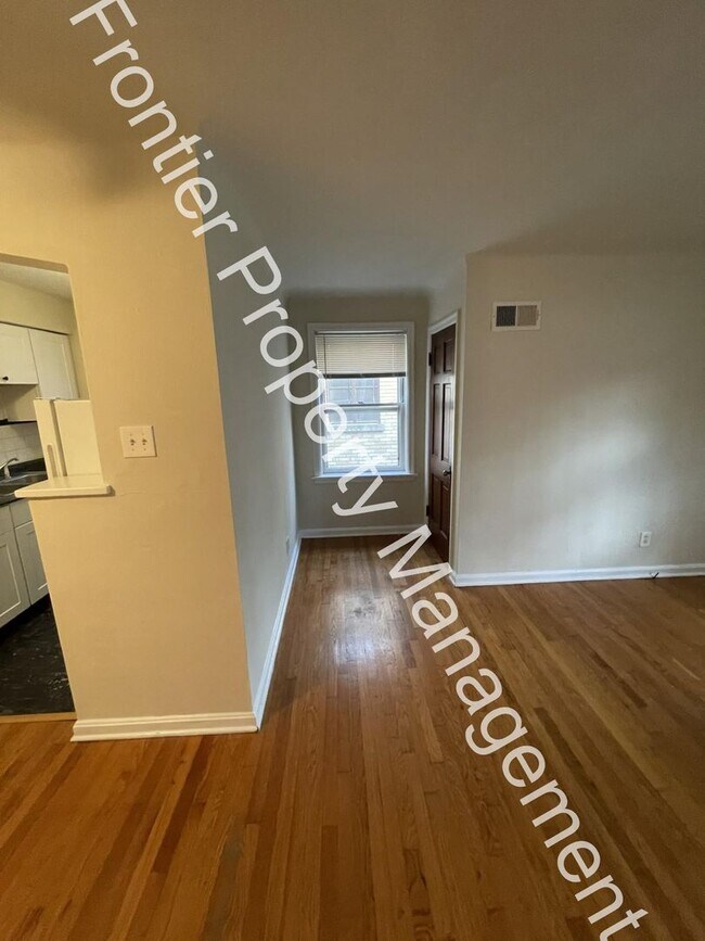 Building Photo - Charming 1-Bedroom Apartment