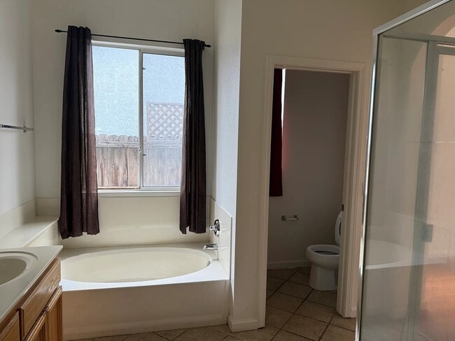 Building Photo - 2505 Shell Ct