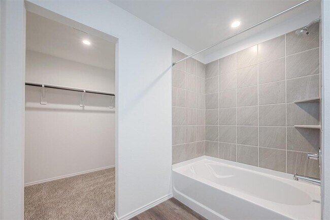 Building Photo - 5734 Avalon Woods Dr