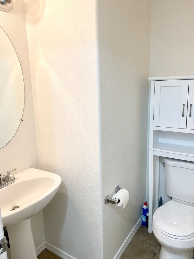 Building Photo - Spacious 4/2.5 off Fig Garden Loop