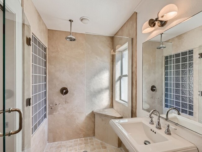 Building Photo - Beautifully partially furnished townhome in Las Vegas Country Club