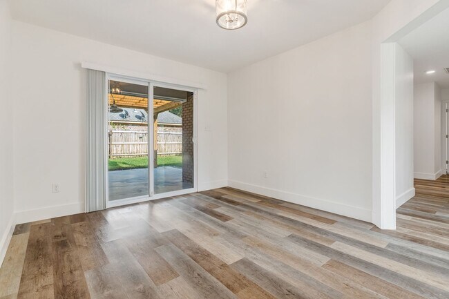 Building Photo - Beautifully Updated Home in Navarre!
