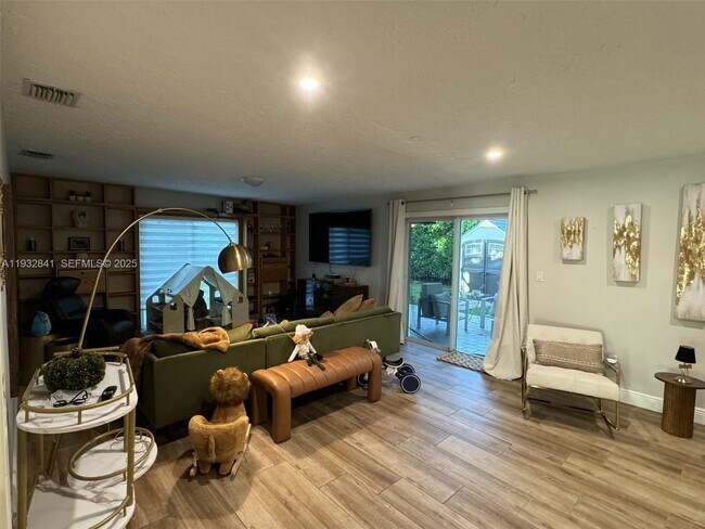 Building Photo - 15660 SW 100th Ave