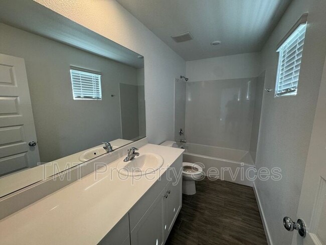 Building Photo - 867 Lk Pk Cir