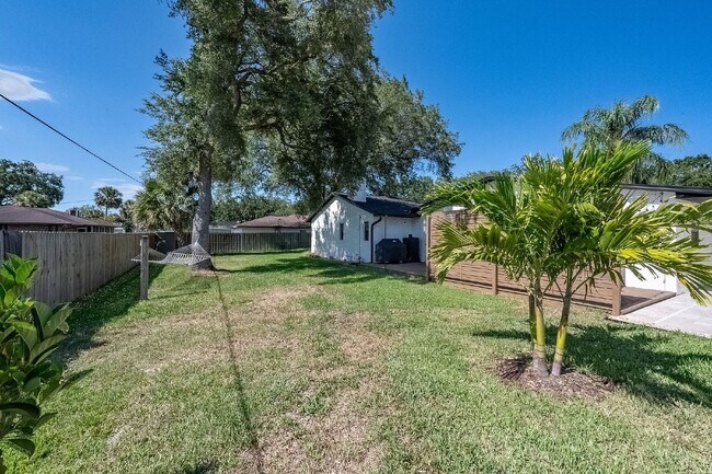 Building Photo - Beautiful pool home in Lockmar Estates