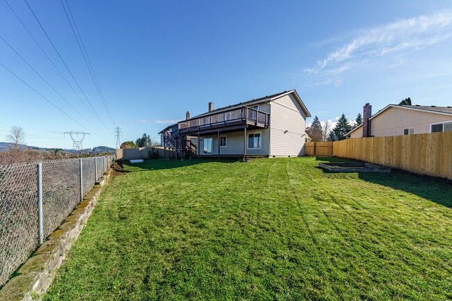 Building Photo - 4 Bedroom 2.5 Bathroom With Large Fenced B...
