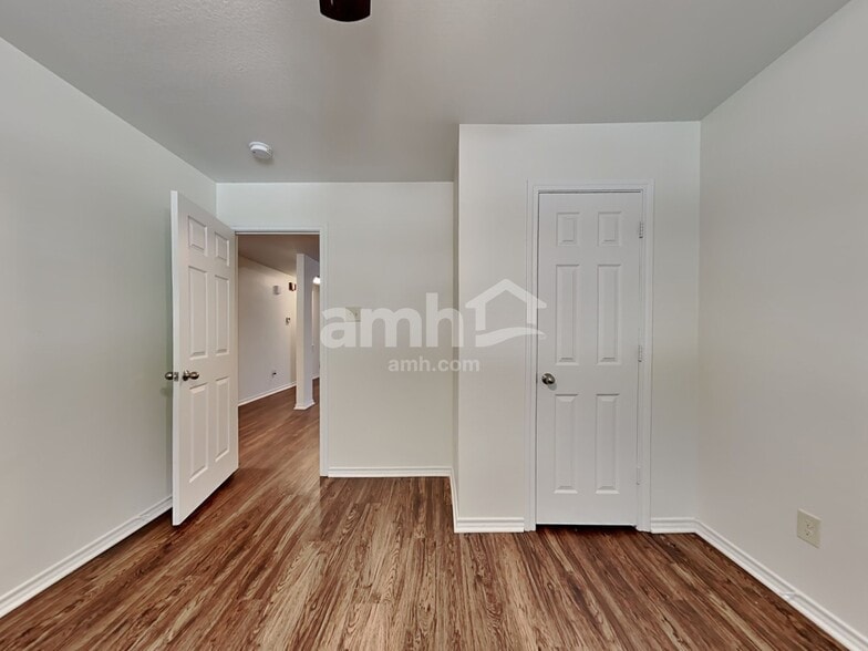 Building Photo - 1922 Cross Oaks Dr