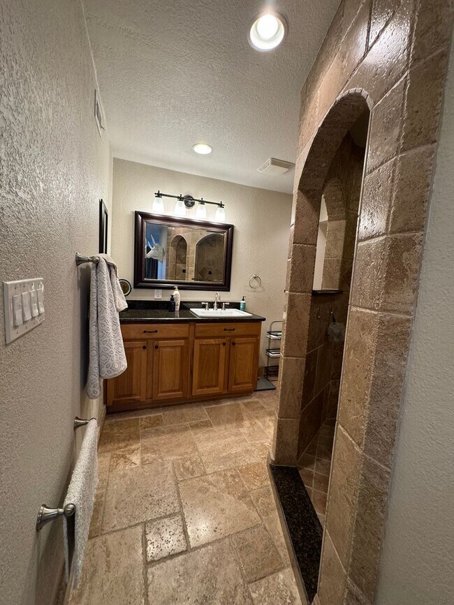 Building Photo - Riverfront 2BR Condo Great Views, Luxury Furnished incl UTILITIES