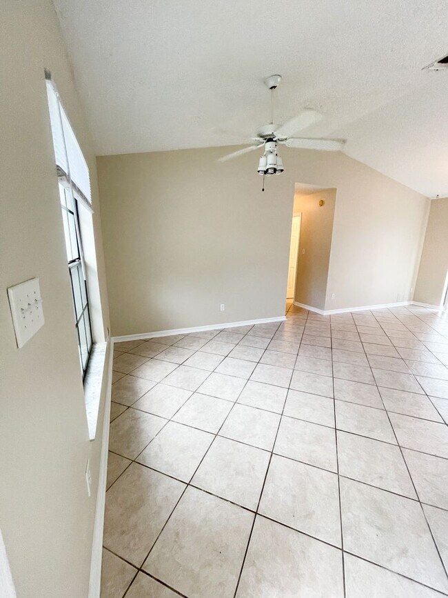 Building Photo - Beautiful 3-Bedroom, 2-Bath Home with 2-Ca...
