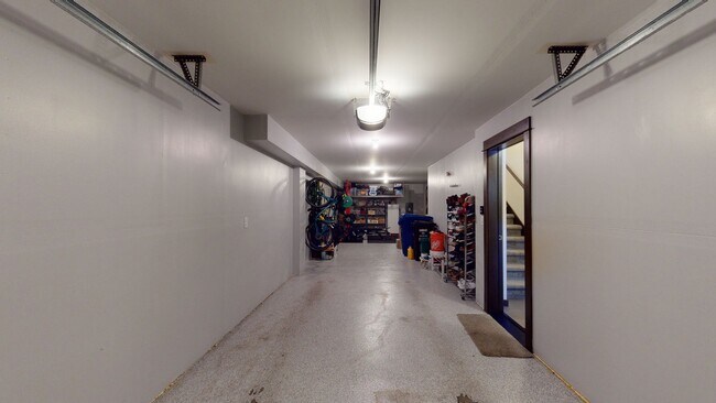 Building Photo - West Seattle Townhome - 2 bedroom 2 bathroom located in Sylvan Ridge Townhomes!  Available now!
