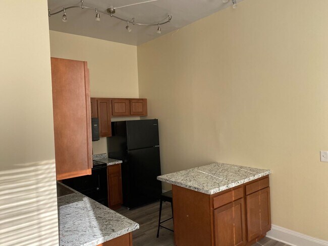 Building Photo - 642 Philadelphia St