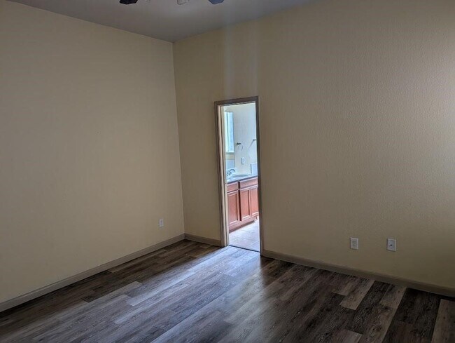 Building Photo - 21383 Village Crossing Ln