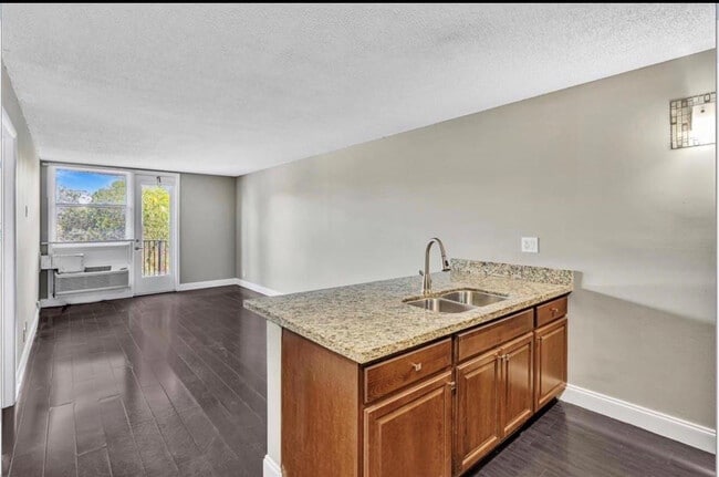 Building Photo - 2701 Riverside Dr