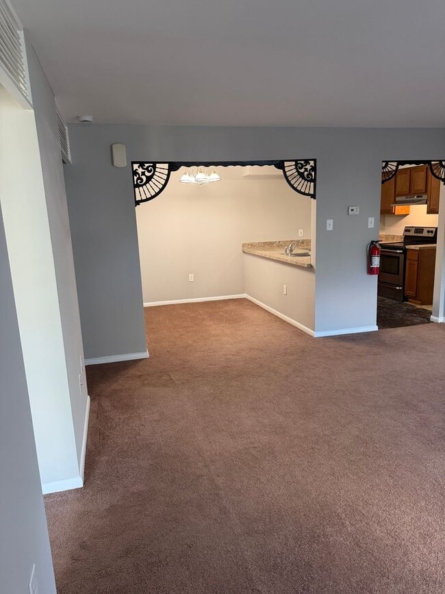 Building Photo - Move in Ready 2 Bedroom, 1 Bathroom First ...