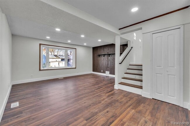 Building Photo - 8165 Leonard Dr