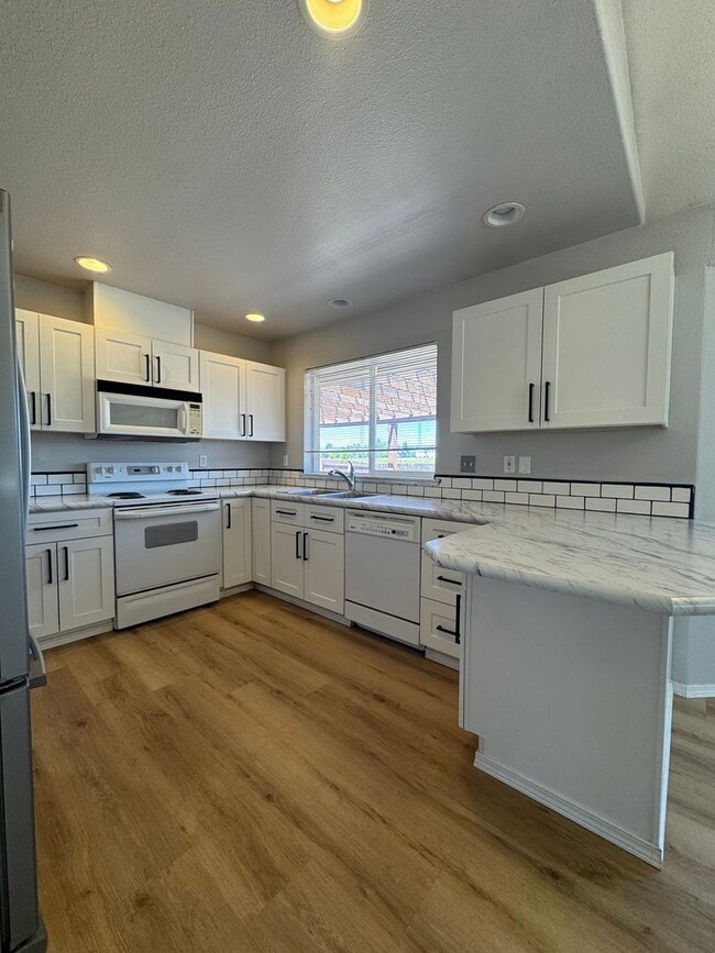 Building Photo - Spacious & Modern 3-Bedroom Home for Lease...