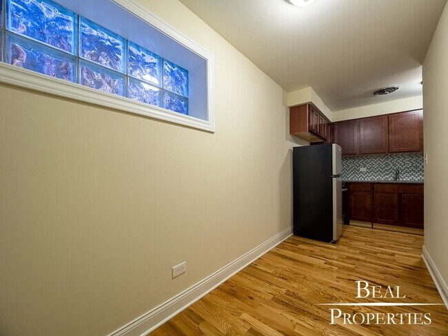 Building Photo - Clark & Arlington One Bedroom