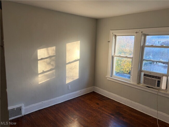 Building Photo - 922 Helmsdale Rd