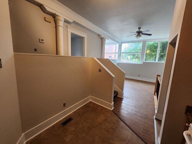 Building Photo - Light and Airy 2 bedroom 1 bathroom apartm...