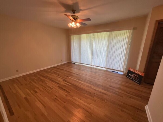 Building Photo - 4 bdrm 3 bth plus a Den/office Home 2 Car ...
