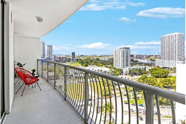 Building Photo - 1750 N Bayshore Dr