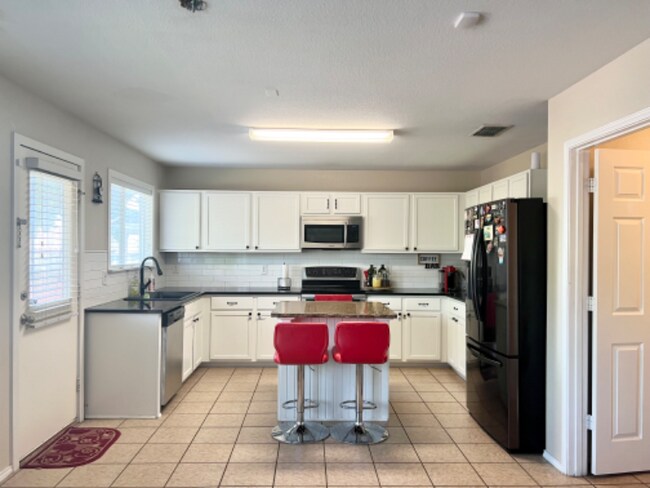 Building Photo - 24707 Maple Crest